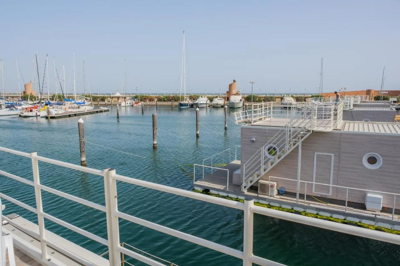Botel House Boat Rimini Resort
