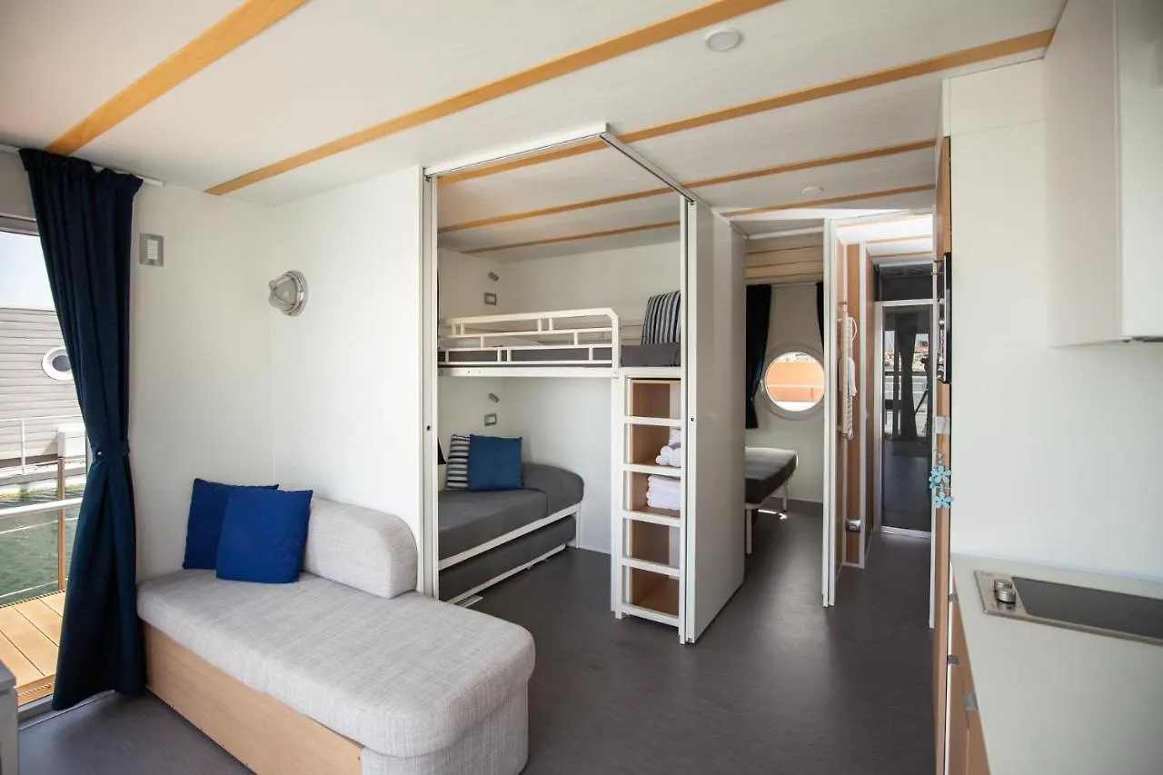 Botel House Boat Rimini Resort