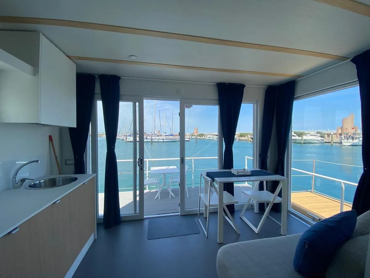 Botel House Boat Rimini Resort
