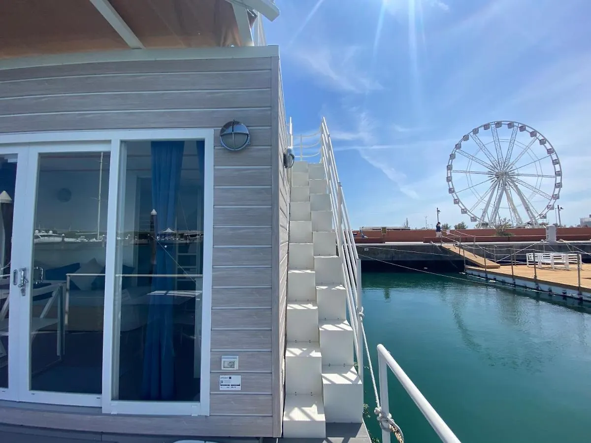 Botel House Boat Rimini Resort