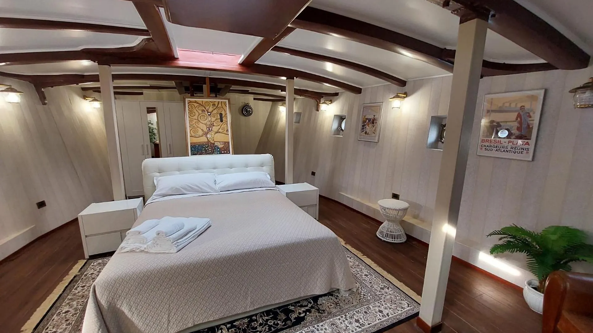 Botel House Boat Rimini Resort
